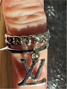 Silver tone Chain Ring with dangling charm. Size 8